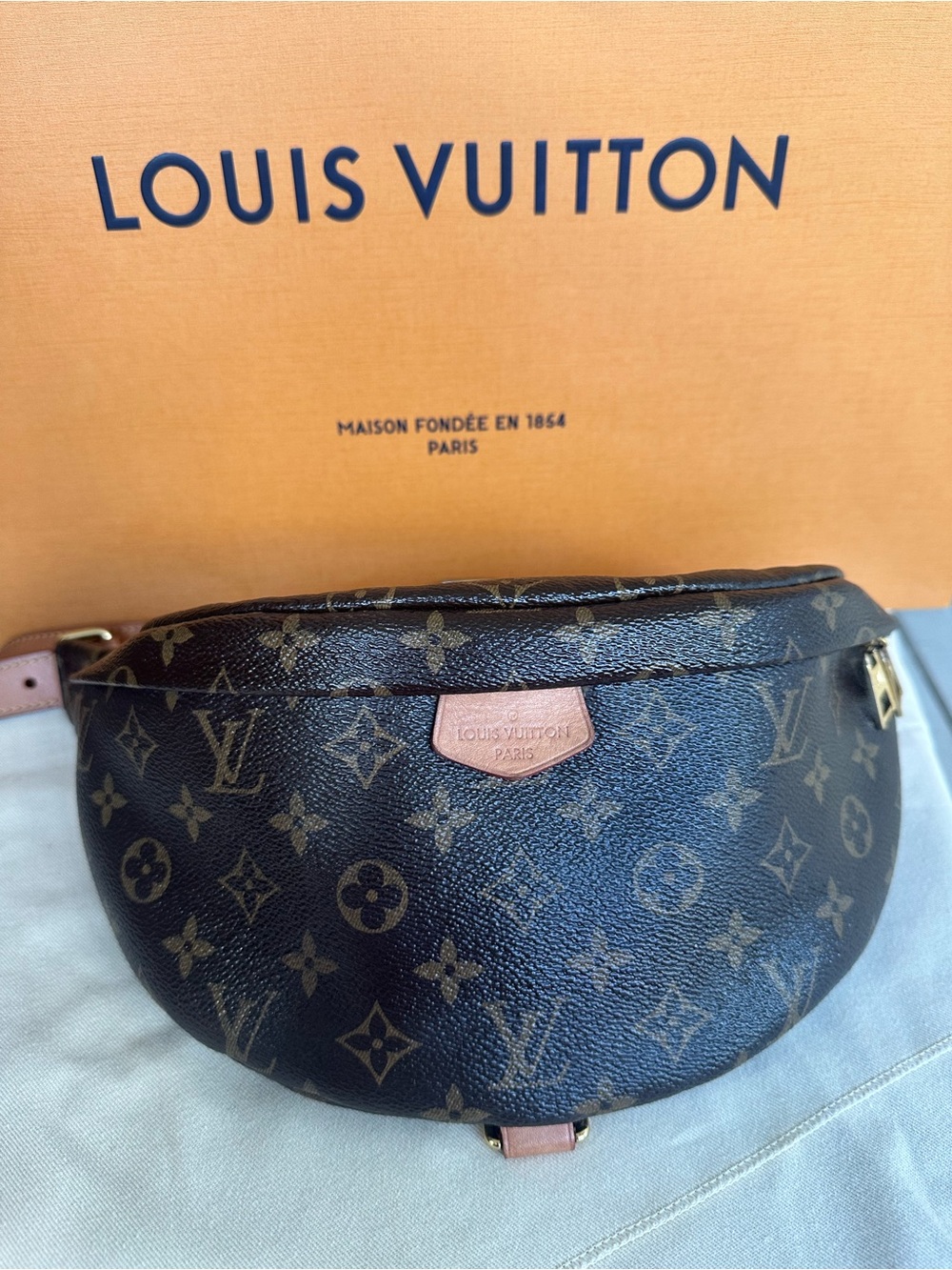 ✨Louis Vuitton Monogram Original Bumbag in Brown and Tan- Great Condition✨ - Picture 2 of 15